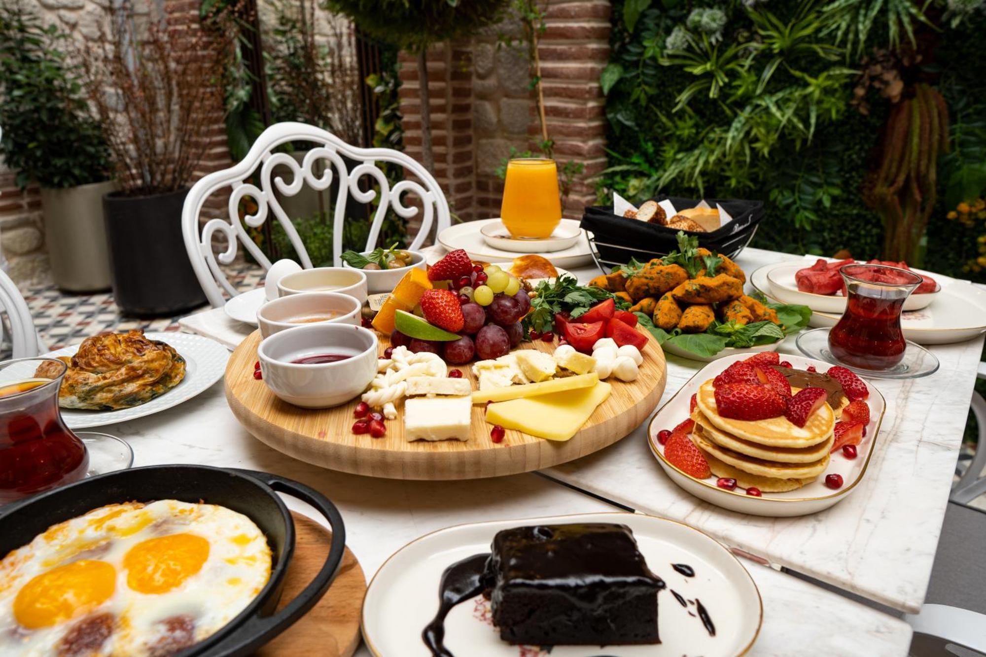 Saratoga Boutique Hotel 4*